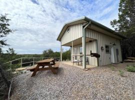 Inspiration Cabin at Lake Godstone, hotel in Jacksboro