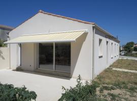 Maison neuve dans Saintes avec terrasse et jardin, kotedžas mieste Sentas