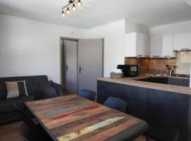 Appartement 6 pers rénové, lumineux, proche des pistes et commerces, balcon et parking privé. - FR-1-417-141