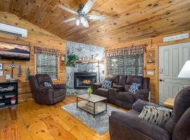 Cute Log Cabin for family retreat in Blue Ridge，藍嶺的飯店