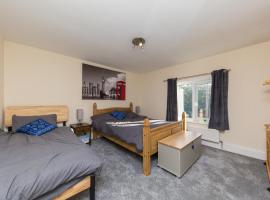 Rocester Rest close to Alton Towers & JCB, Netflix, sumarbústaður í Rocester