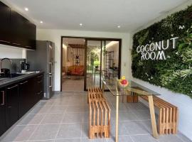 Coconut Room - Entre mer et forêt avec piscine，Camp de Rémire的飯店