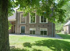 Charming house in Easterlittens on a Frisian farm, atostogų būstas mieste Wommels
