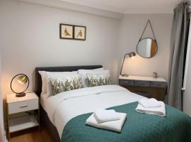 Private Main Door Lovely 2 bedroom apartment, hotel que admite mascotas en Edimburgo