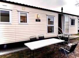 Impeccable 4-Bed Caravan in Clacton-on-Sea, cottage in Clacton-on-Sea