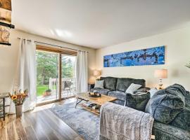 Cozy Stowe Condo with Amenities Less Than 6 Mi to Slopes!، فندق في ستو