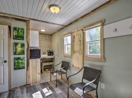Mt Lookout Tiny House with Backyard and Fire Pit!、Hicoの駐車場付きホテル