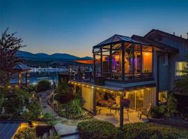 Trails End Beach House suite with hot tub and beach bedroom cabin!, ξενοδοχείο σε Ladysmith