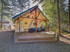 Wandering Elk Cabin Retreat with Golf Access!, hotel in Packwood