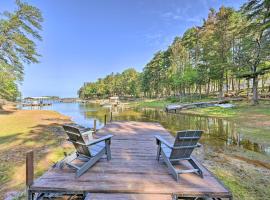 Lakefront Anderson Paradise Dock, Fire Pit!, villa in Anderson