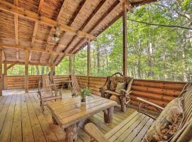 Cozy Lake Toxaway Escape with Deck, Fire Pit and Grill, hotel u gradu 'Lake Toxaway'
