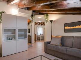 Lovely Mansard Iseo Portelle Holiday with private parking, apartamento em Iseo