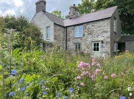 TY CAPEL ABERSOCH beaches, comfy beds, super Wi-Fi, TV, wood fires, garden, bbq, hotel Llanenganben