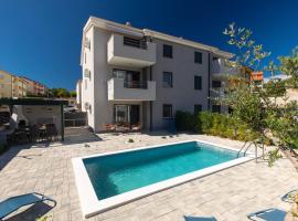 Apartment PATRICK with private pool, Ferienwohnung in Čižići