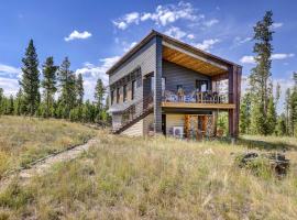Upscale Fraser Home with Deck and Mountain Views!, allotjament d'esquí a Fraser
