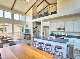 Fireplace, Mogollon Rim Views Luxury Pine Home, מלון בPine