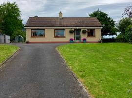 Lily's - 3 Bedroom Country Cottage with Large Garden, vacation home in Sligo