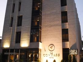 Viesnīca The Compass Hotel pilsētā Ammāna, netālu no apskates objekta Jordan Gate Towers
