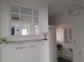 Whole Apartment with Balcony Breakfast & Parking: Bishop Auckland şehrinde bir daire