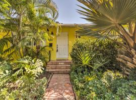 Viesnīca Vibrant West Palm Beach Home Less Than 2 Mi to Beach! pilsētā Vestpalmbīča