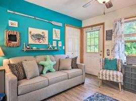 Darling Cottage about 1 Mi to Lake Erie Beach!, ξενοδοχείο σε North East