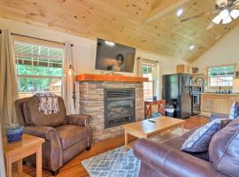 Charming Riverfront Cabin with Private Deck and Hot Tub, hotel din Bryson City