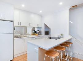 Modern Central China town Home - Free Carpark, holiday home in Adelaide