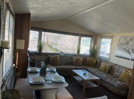 Jemmima's Caravan with Smart TV and WIFI, hotel in Rhyl