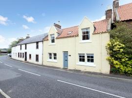 2 bed Haywood Cottage with garden, hotel near Preston Mill & Phantassie Doocot Mill, Stenton