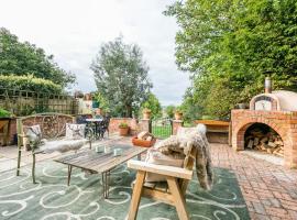 Idyllic 2- Bedroom barn with amazing views, hotel cerca de Jardín de Great Dixter, Cranbrook