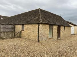 Tupenny Cottage, Old Mill Farm, Cotswold Water Park, hôtel à Cirencester près de : Parc aquatique Cotswold