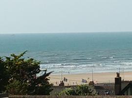 Contemporary one bed studio. Sea views and parking, apartamento em Westward Ho