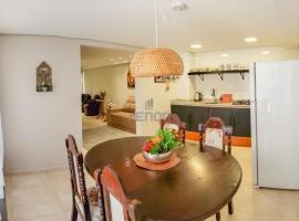 272 - Apartamento com 02 dormitórios a 200m da Praia de Canto Grande, hotel en Bombinhas
