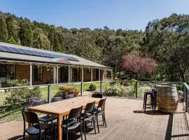 'Omaroo' Homestead Escape amongst Rolling Hills