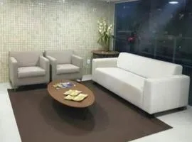 Confortável Flat com piscina de borda infinita na cobertura