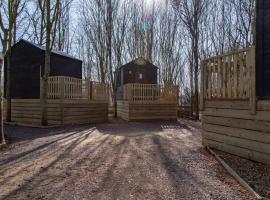Fairwood Lakes Holiday Park- Fishing Breaks - Woodland Huts, Familienhotel in North Bradley