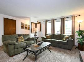 Quiet & Cozy Family Home W Game Room & Home Gym, rental liburan di Vancouver