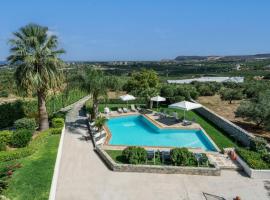 Villa Anna with Private Pool, Play area & BBQ, 5km from the Beach, hotel v destinaci Astérion