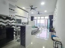 Studio Balcony Lake View Palazio Austin IKEA AEON by GDRAGON HomeStay