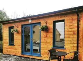 Ceaser's cabin is a cosy 1 bedroom cabin