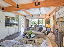 Chic Lake House with Furnished Deck and Hot Tub!, casa vacanze a Lake Arrowhead