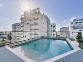 Apartment at Regatta Living II - 406 fully-equipped, hotel with parking in Los Prados