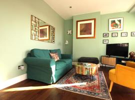 Lovely, cosy 3 bedroom apartment, hotel pentru familii din Teddington