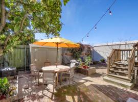 Light filled Condo with enclosed sunny backyard，奧克蘭的度假住所