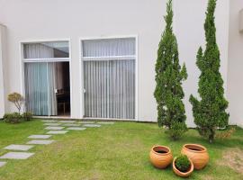 Apartamento completo no centro de Tijucas 105, готель з парковкою у місті Тіжукас