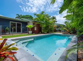 Mango Wood Villa Tropical Coastal living, casă de vacanță din Clifton Beach