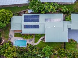 Mango Wood Villa Tropical Coastal living, hotel i Clifton Beach