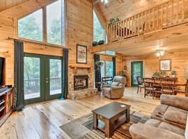 Ellijay Resort Cabin with Deck and Enclosed Porch!, holiday home in Ellijay