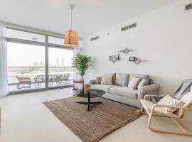 Hashtag Holiday Home - Luxury 2BDR Apartment on The Palm Azure Residences