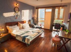 Eco Luxury Apartment - With Sunrise View, apartamento em Dharamshala
